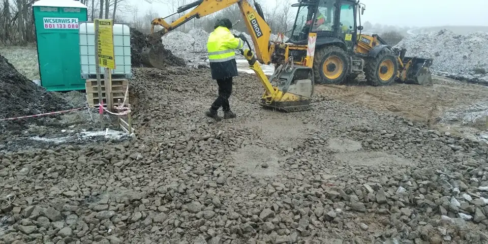 Zagęszczanie podbudowy z kruszywa pod płytę fundamentową – realizacja Dom Projekt w Sianowie